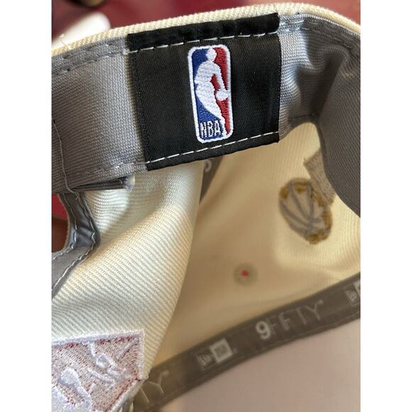 Golden State Warriors New Era 2022 NBA Champions Locker Room Snapback Hat Cap - Picture 8 of 9